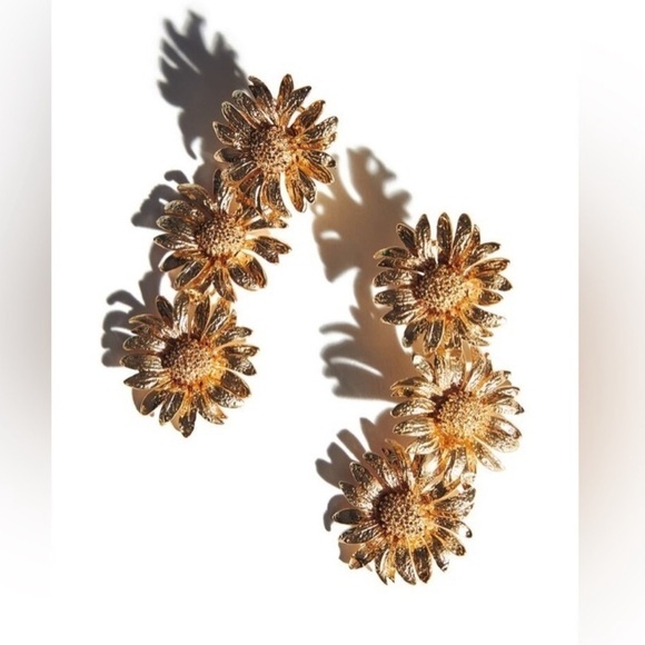 ZARA LIMITED EDITION TRIPLE DAISY FLOWER DROP EARRINGS GOLD - Picture 3 of 6